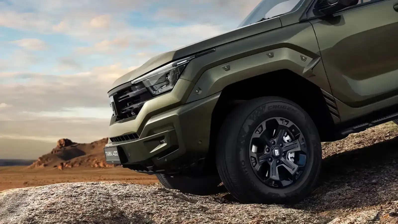 Гибридный внедорожник TANK 400 PHEV на каменистой местности